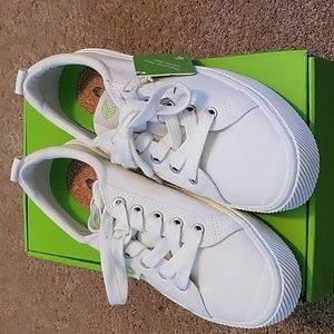 Cariuma OCA Low Canvas Sneakers